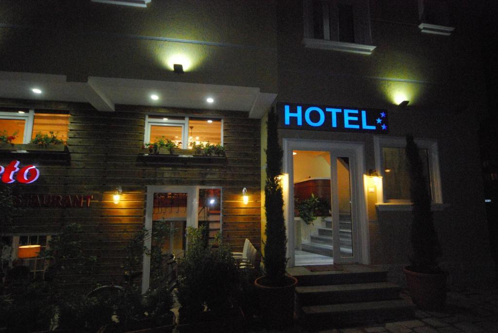 Hotel Town House Tirana Exterior foto
